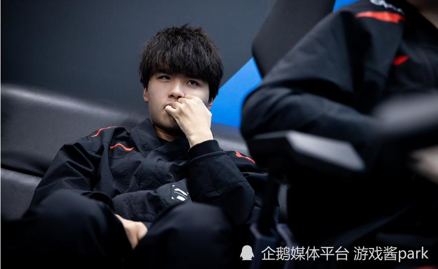 开云体育入口-PSG血洗JDG，Clid操刀奇招英雄翻盘峡谷大战成都决赛之夜，点燃全场激情