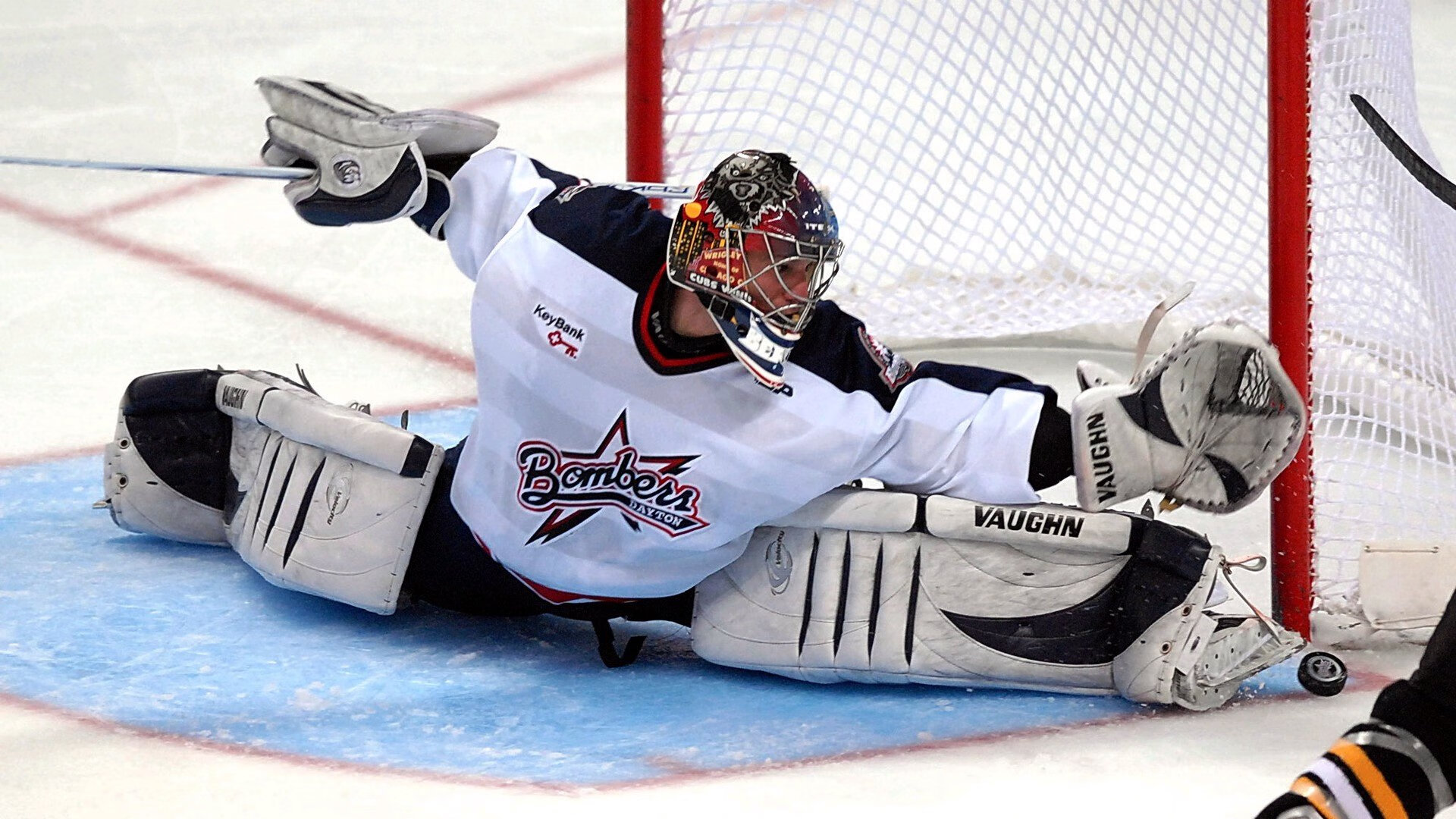 拉亚一战封神!3次逆天扑救+长传助攻,比利时最稳一环竟在门线?